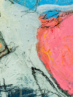 Close-up de pintura abstracta con gran bloque rosa y detalles azules sobre fondo claro