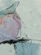 Pintura abstracta con figura en blanco y rosa, detalles negros y toques celestes