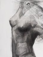Pintura de figura femenina en tonos grises, detalle de pinceladas y líneas