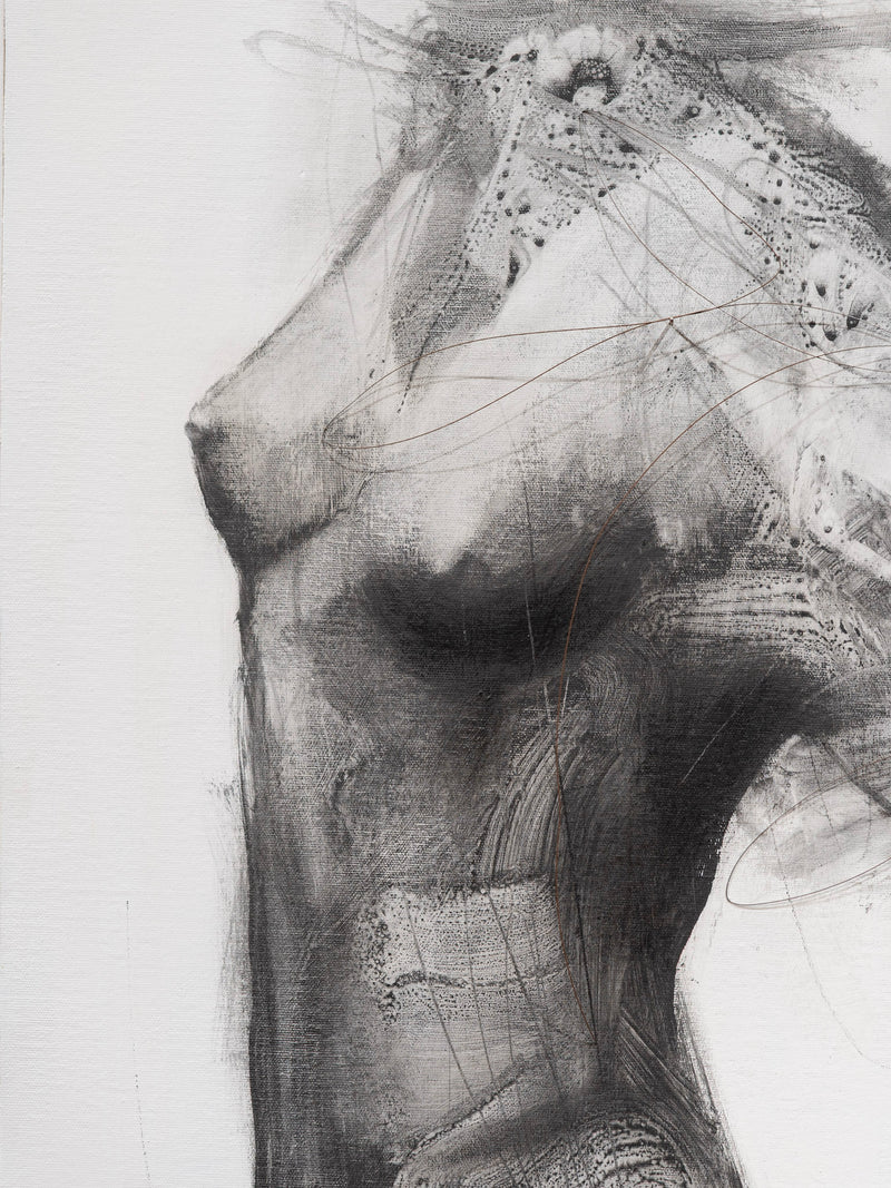 Pintura de figura femenina en tonos grises, detalle de pinceladas y líneas
