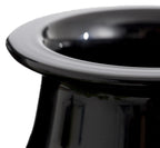 Jarrón de vidrio negro con boca estrecha y borde superior, acabado brillante