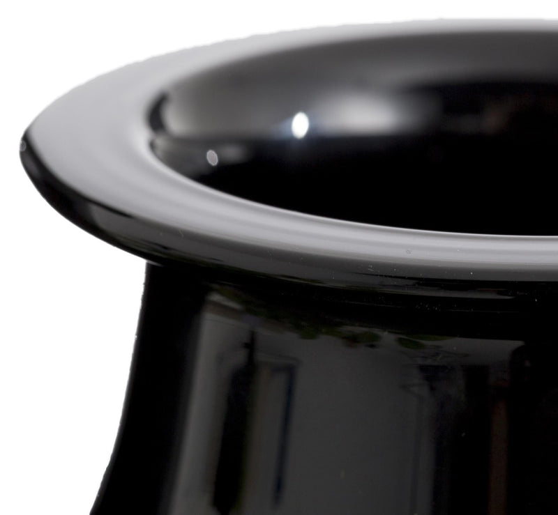 Jarrón de vidrio negro con boca estrecha y borde superior, acabado brillante