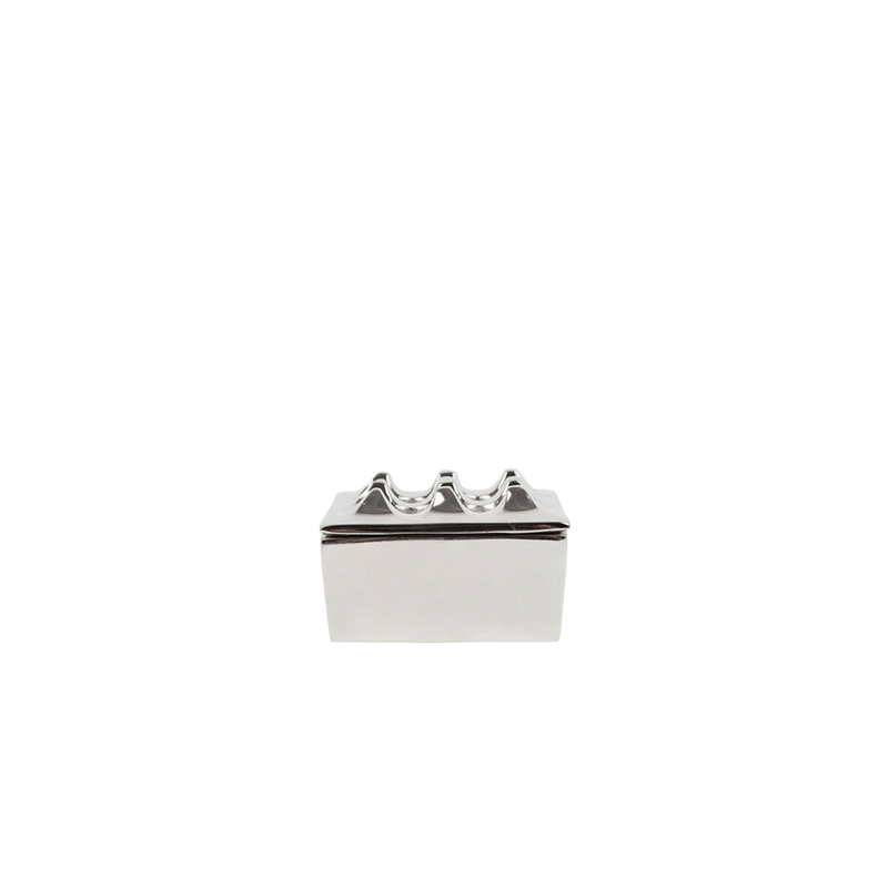Cenicero Riva plateado rectangular con bordes rectos y salientes metálicos pulidos.