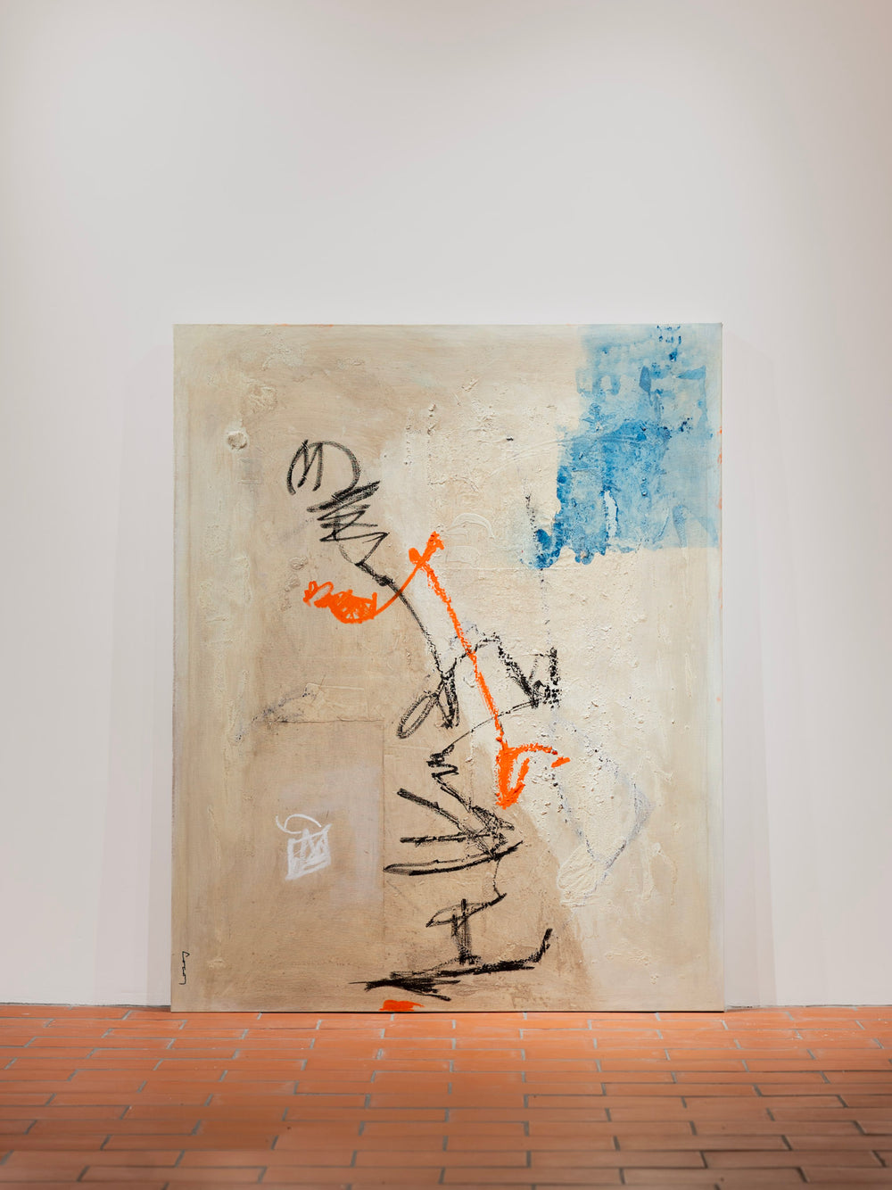 Pintura abstracta de Coco Gabriel, fondo beige con trazo negro y mancha azul y naranja