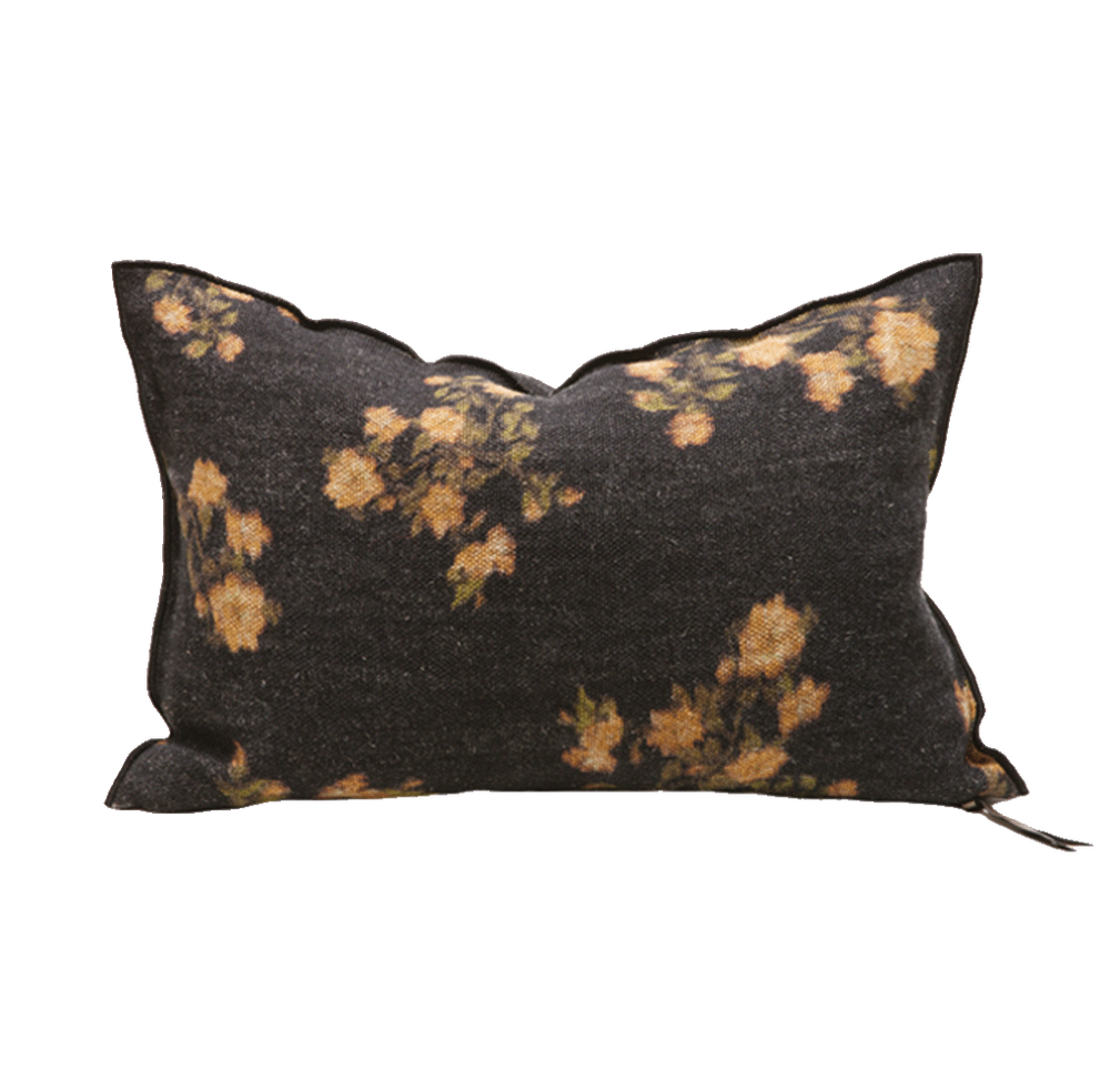 Cojín rectangular con estampado floral ocre sobre fondo gris oscuro