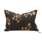Cojín rectangular con estampado floral ocre sobre fondo gris oscuro