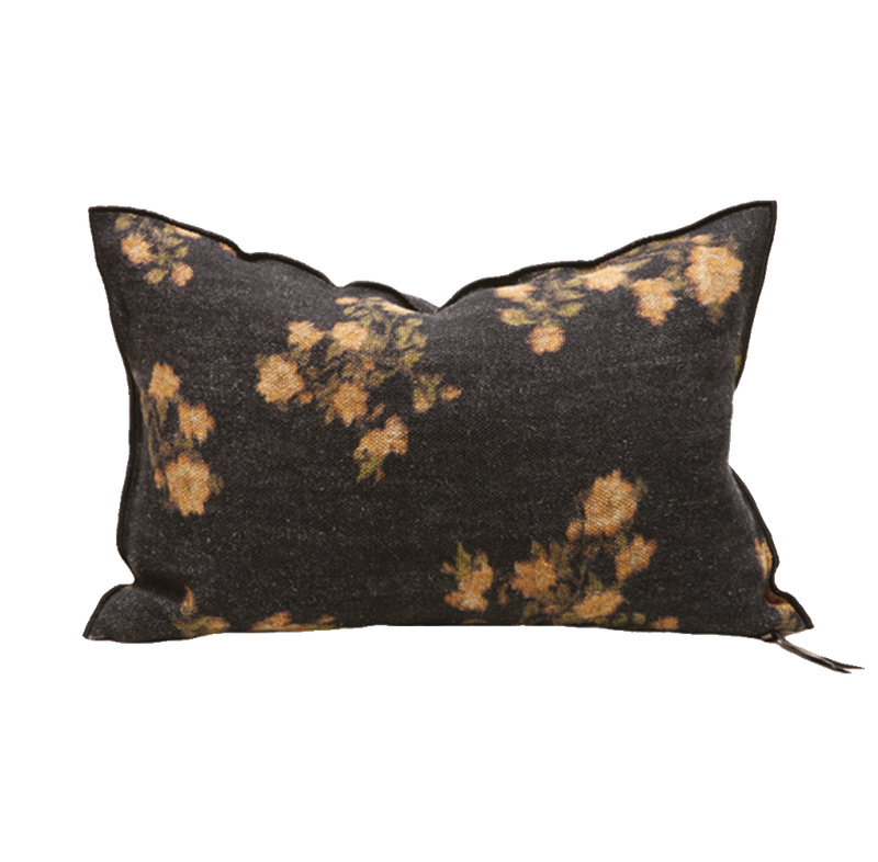 Cojín rectangular con estampado floral ocre sobre fondo gris oscuro