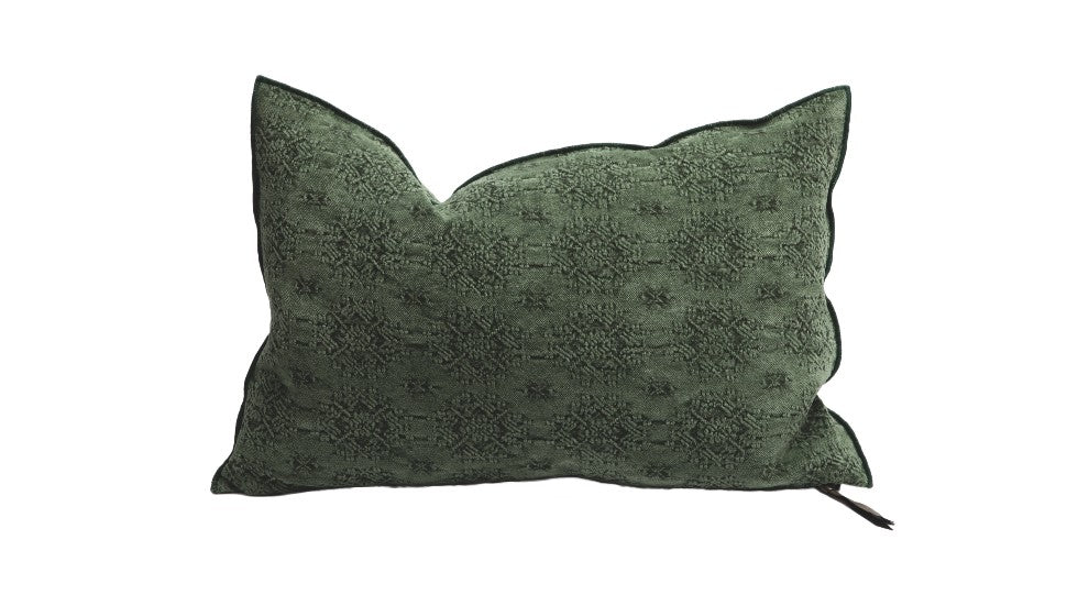 Cojín rectangular verde con tejido jacquard tipo kilim