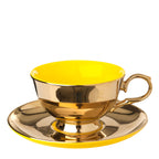 Taza de té con plato, interior amarillo y exterior dorado, con asa