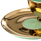 Plato dorado con borde verde menta, parte inferior de taza