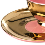 Plato dorado con borde rosado, detalle de la taza y su base