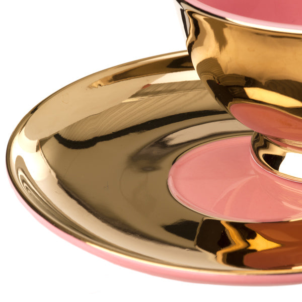 Plato dorado con borde rosado, detalle de la taza y su base