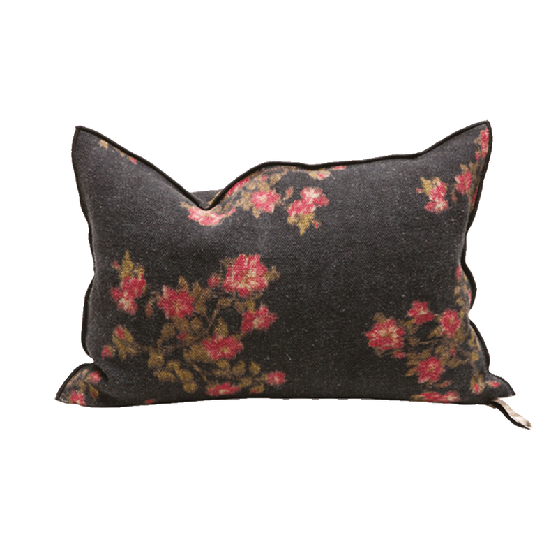 Cojín con funda gris oscura y flores rosas/magenta, diseño floral