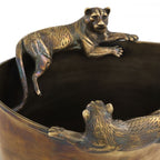 Enfriador de champán de bronce con oso tallado en el borde y relieves
