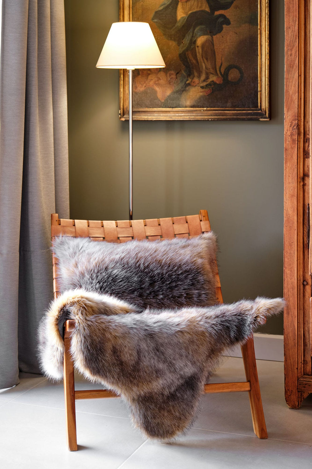 Funda de asiento de pelo sintético gris y beige, sobre silla de madera
