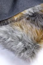 Funda de asiento de pelo sintético gris y beige con borde y respaldo oscuro