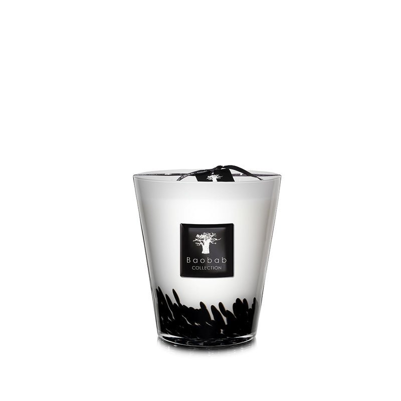Vela en vaso transparente blanco con etiqueta Baobab Collection y diseño negro inferior