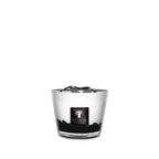 Vela en vaso transparente con tapa o lazo negro en la parte superior y etiqueta Baobab