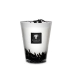Vela en vaso transparente con cera blanca, etiqueta Baobab Collection y decoración negra
