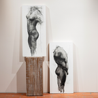 Dos pinturas en lienzo vertical con figuras humanas abstractas en blanco y gris oscuro.