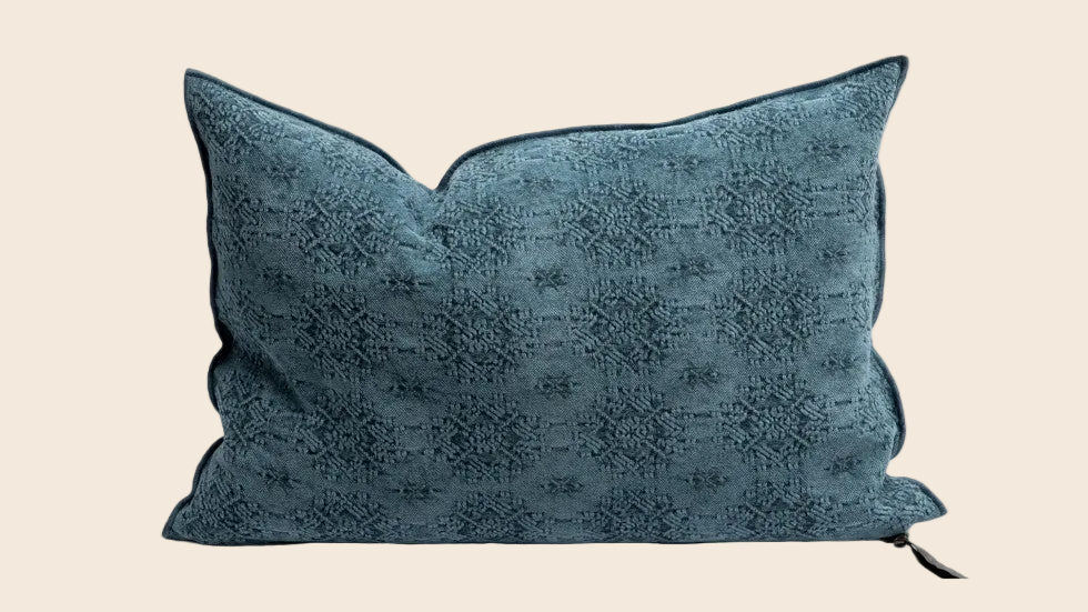 Cojín jacquard tipo Kilim azul petróleo con textura geométrica