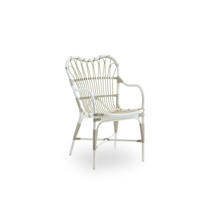 Silla de exterior blanca de ratán, vista lateral, con brazos curvos y respaldo de listones