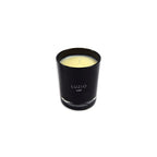 Vela en vaso negro LUZIO LUST encendida, con mecha central y cera amarilla
