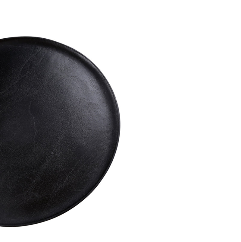 Tapa circular negra con acabado liso y ligero relieve