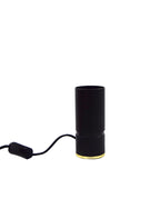 Lámpara Madison de mesa con cuerpo cilíndrico negro y base dorada, cable con interruptor.