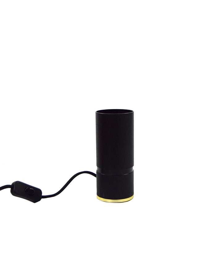 Lámpara Madison de mesa con cuerpo cilíndrico negro y base dorada, cable con interruptor.