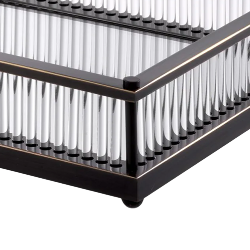 Bandeja Cora de metal con esquina y estructura negra; barras plateadas verticales