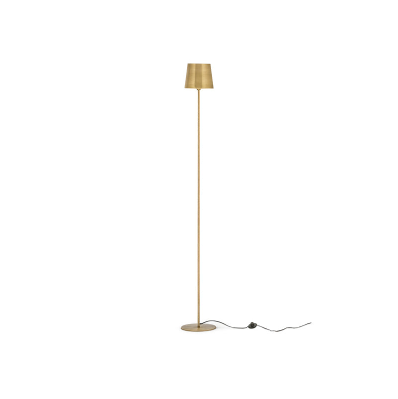 Lámpara de pie con pantalla cilíndrica dorada y base circular, poste metálico