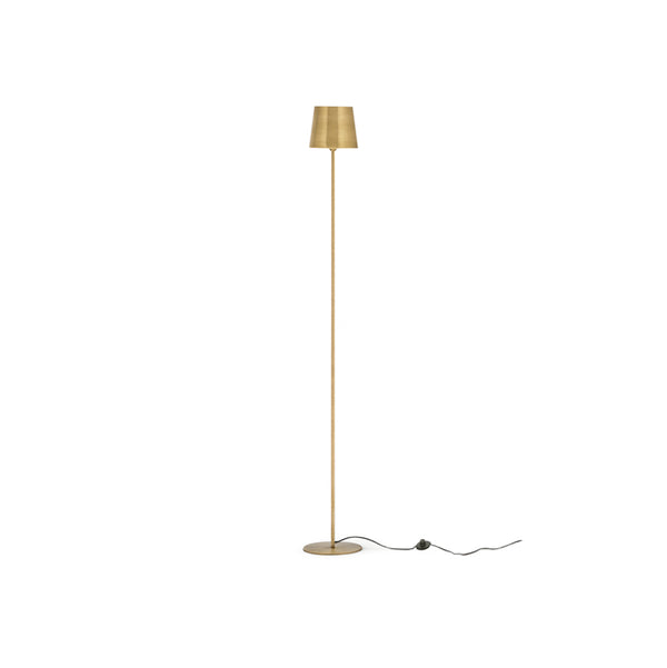 Lámpara de pie con pantalla cilíndrica dorada y base circular, poste metálico