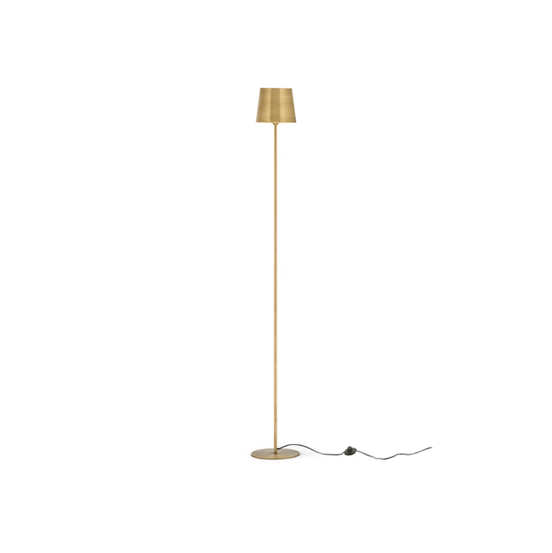 Lámpara de pie con pantalla cilíndrica dorada y base circular, poste metálico