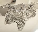 Champañera Charlie de metal plateado, detalle del relieve decorativo con uvas