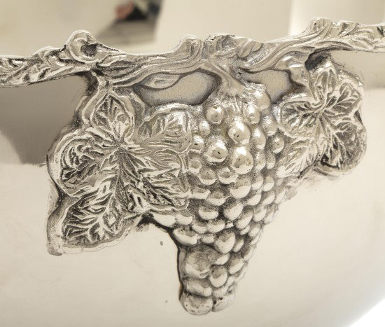 Champañera Charlie de metal plateado, detalle del relieve decorativo con uvas