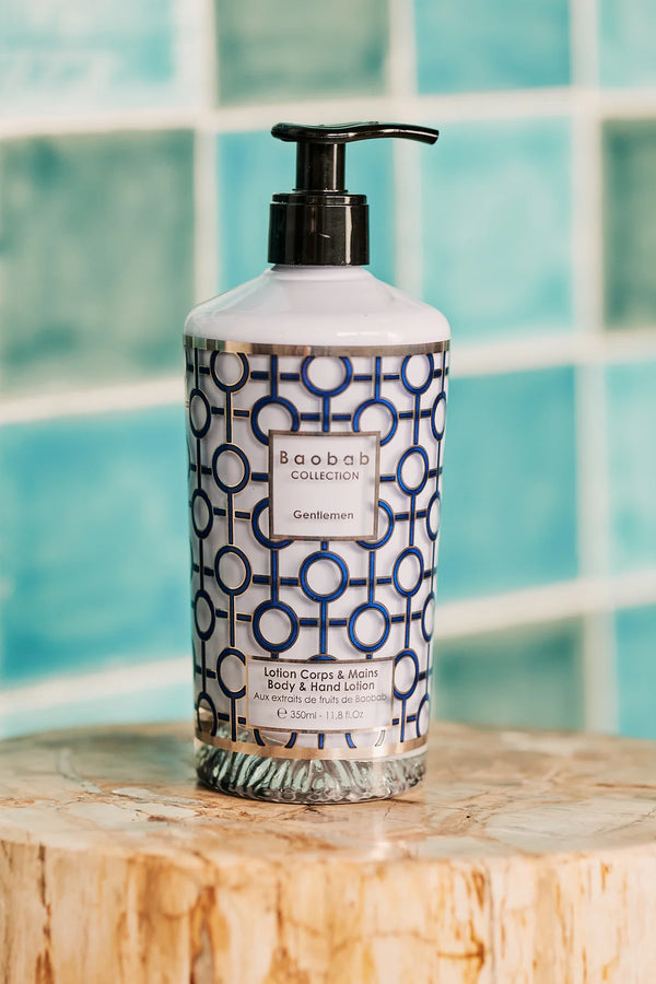 Loción corporal Gentlemen: frasco blanco con bomba negra y patrón de círculos azules.