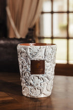 Vela Baobab en frasco de cerámica plateada con relieve, tapa negra y etiqueta dorada