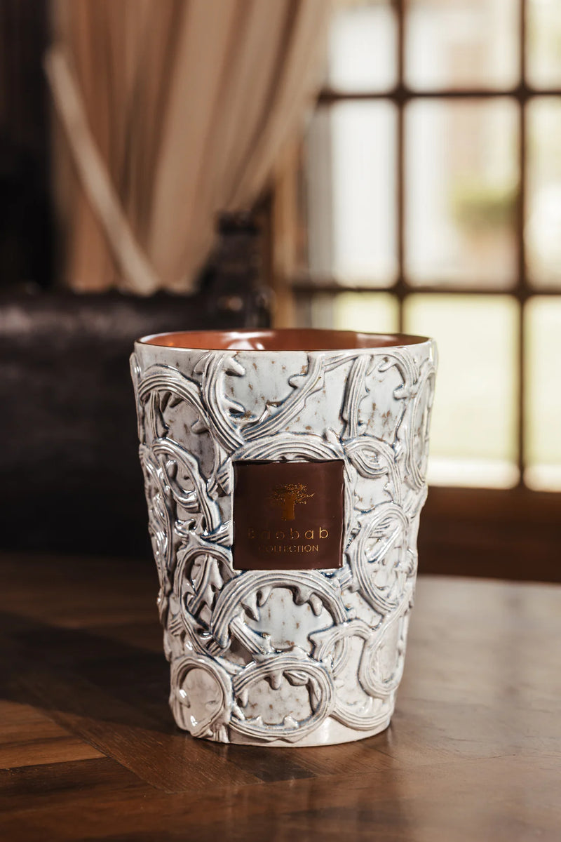 Vela Baobab en frasco de cerámica plateada con relieve, tapa negra y etiqueta dorada