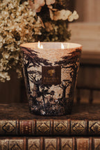 Vela Baobab Collection encendida con dos llamas y estampado de árboles en vaso