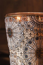 Vela en vaso de vidrio con estampado mandala multicolor y borde dorado, llama