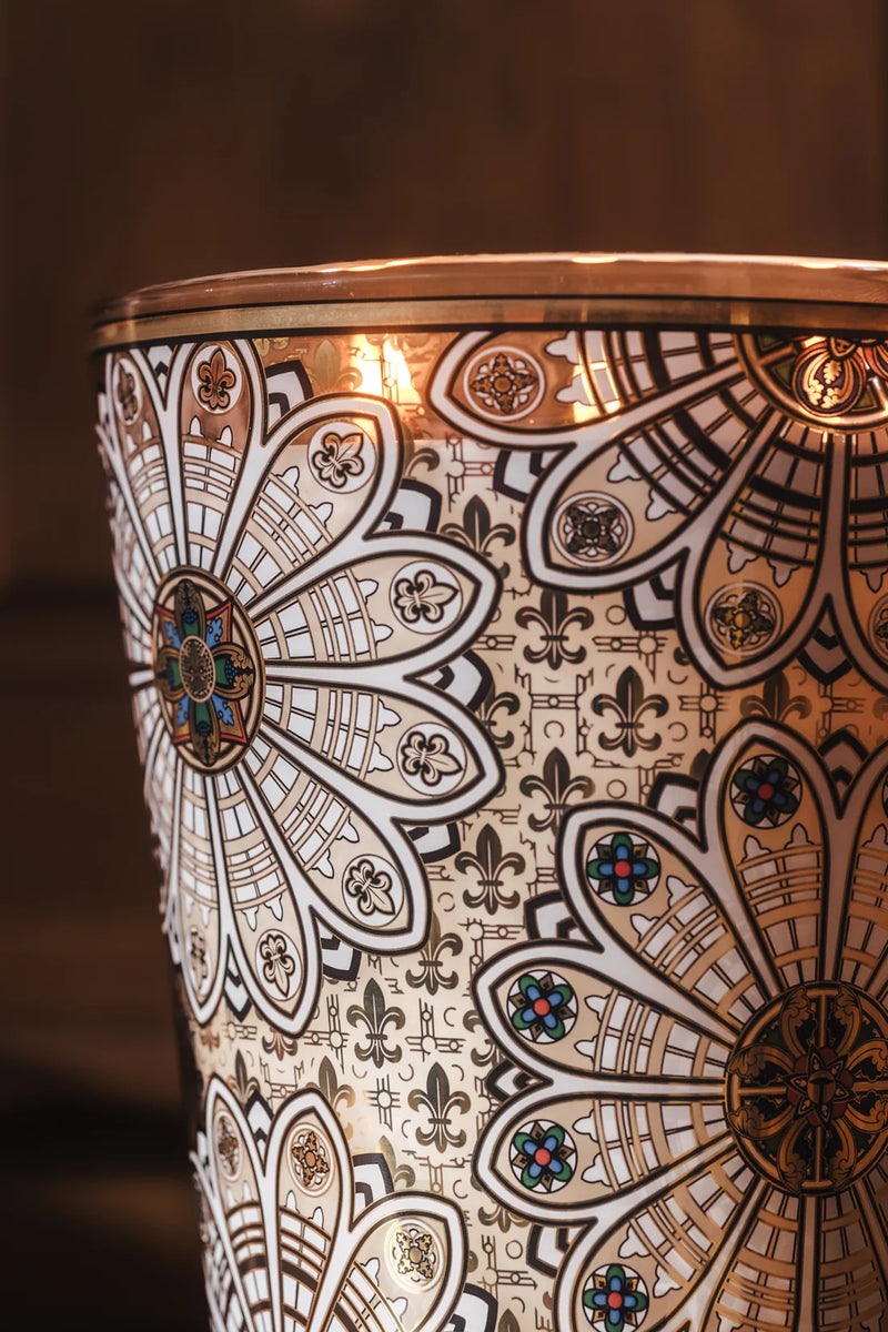 Vela en vaso de vidrio con estampado mandala multicolor y borde dorado, llama
