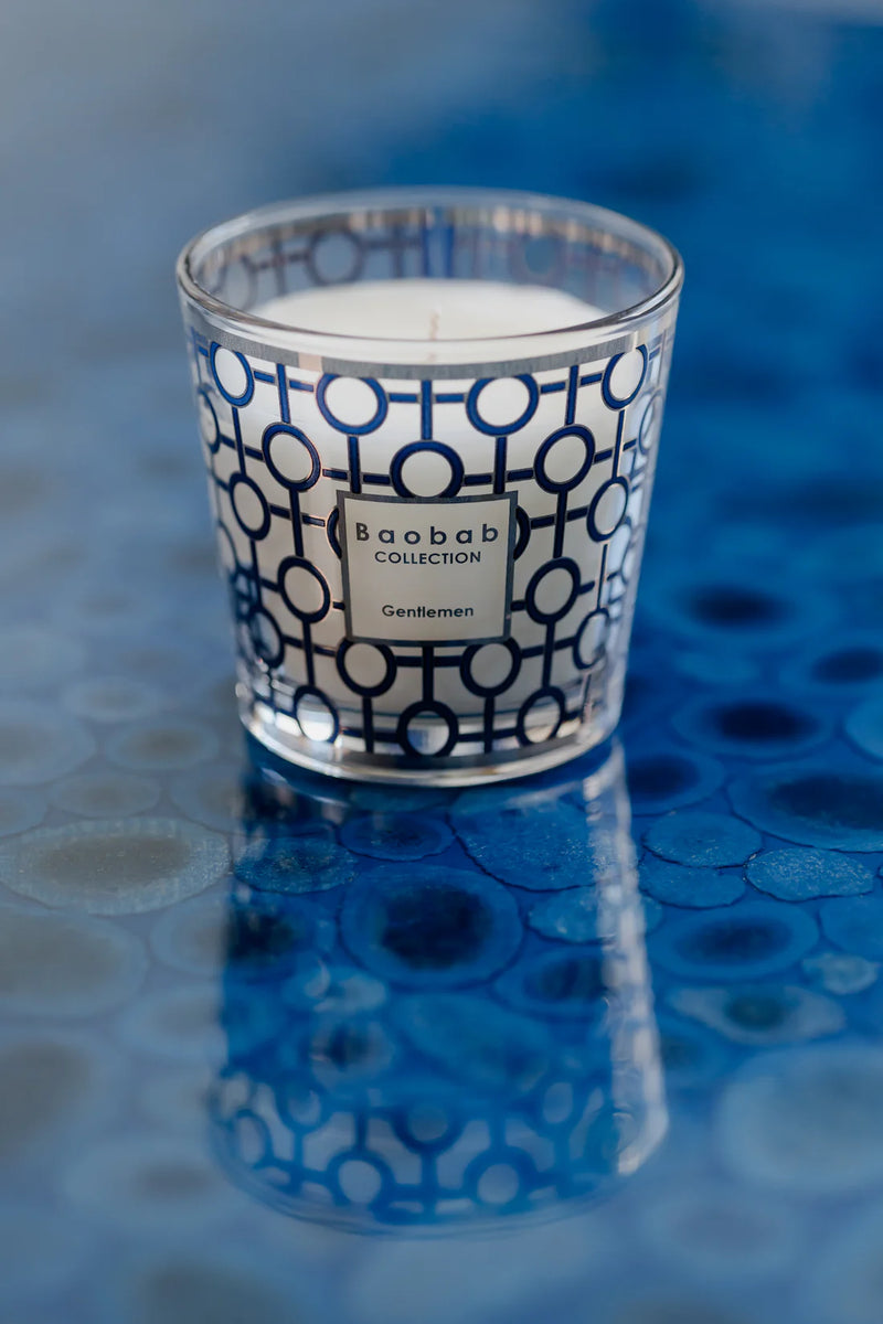 Vela Baobab en vaso de vidrio con patrón azul y etiqueta Gentlemen