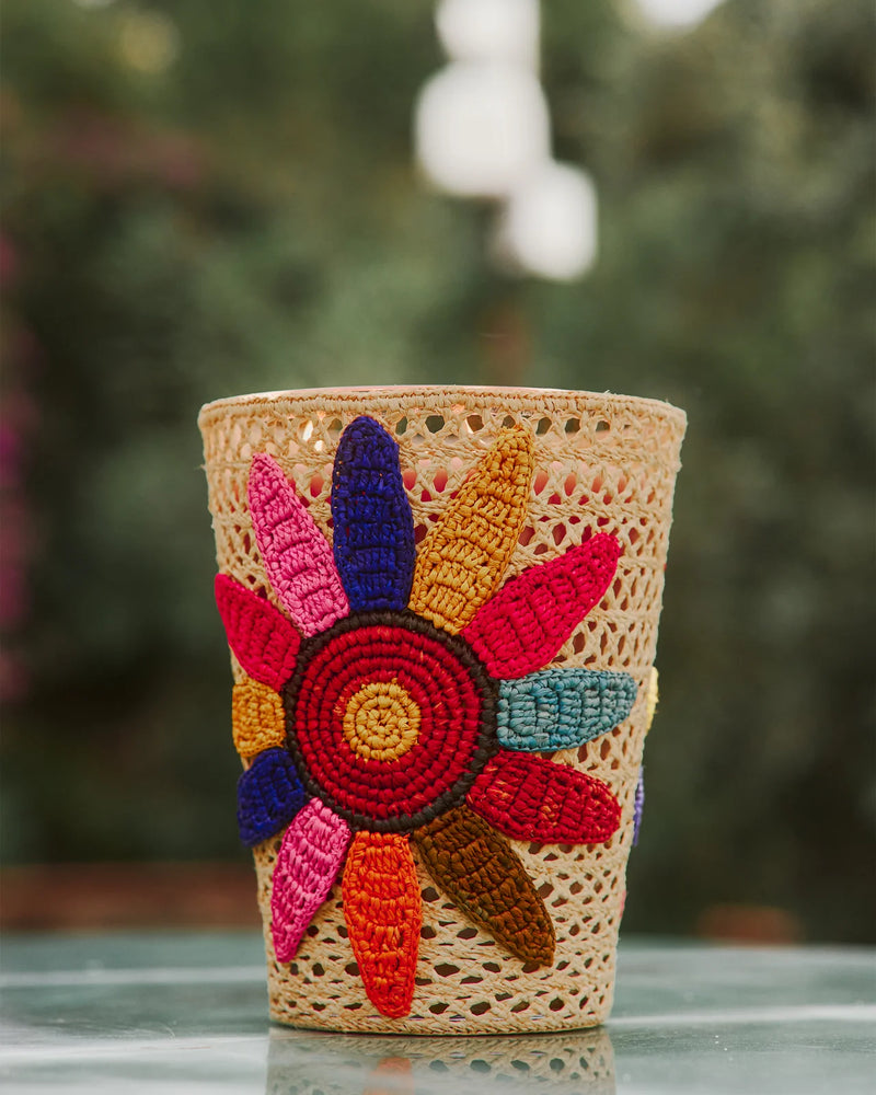 Vela en frasco de malla beige con flor tipo girasol bordada en varios colores