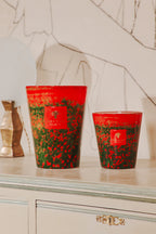 Juego de dos velas Baobab en vasos rojos y verdes con flores, con etiqueta Baobab