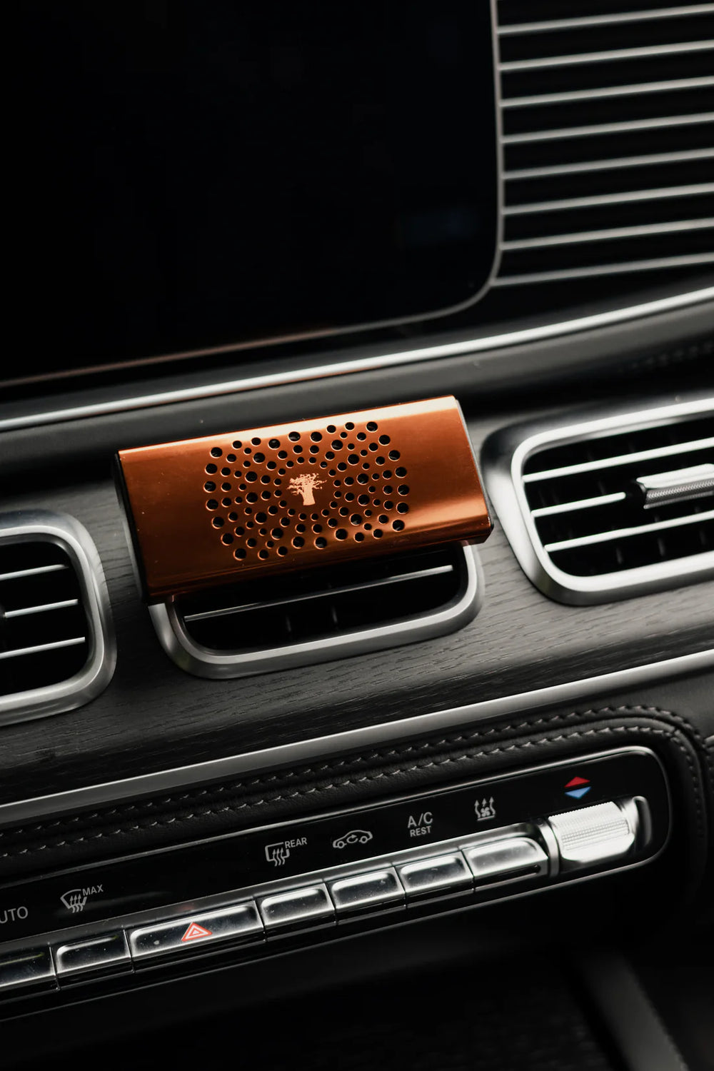 Difusor de fragancia para coche con carcasa dorado-naranja y rejilla perforada