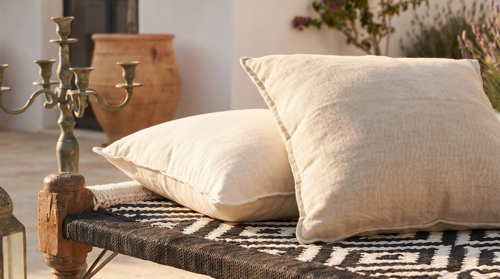 Cama charpai de madera teca y tejido Negro-Crudo