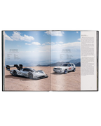 Libro abierto con fotos de coches y texto en dos páginas, diseño editorial