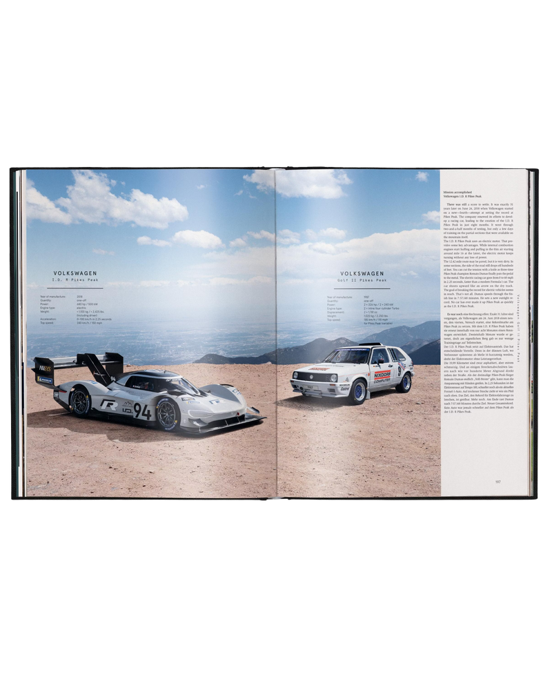 Libro abierto con fotos de coches y texto en dos páginas, diseño editorial