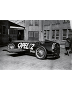 Libro con foto en blanco y negro de un coche Opel y texto en la página
